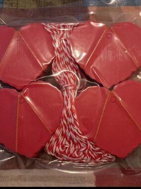 100 Piece Scalloped Red Heart Gift Tags With Red and White String